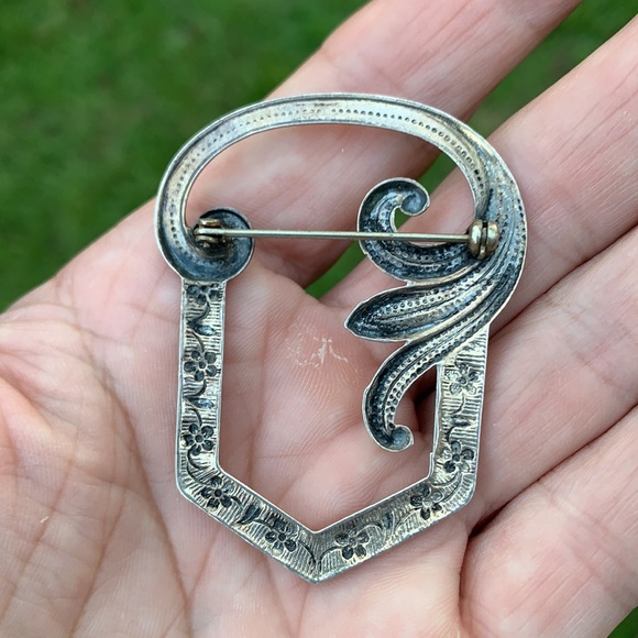 Vintage Sterling Silver Curved Flower Brooch - Picture 4 of 17